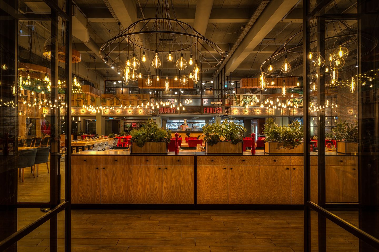 BeyMen Steak Amsterdam steakhouse tasarımı - girişten görünüş