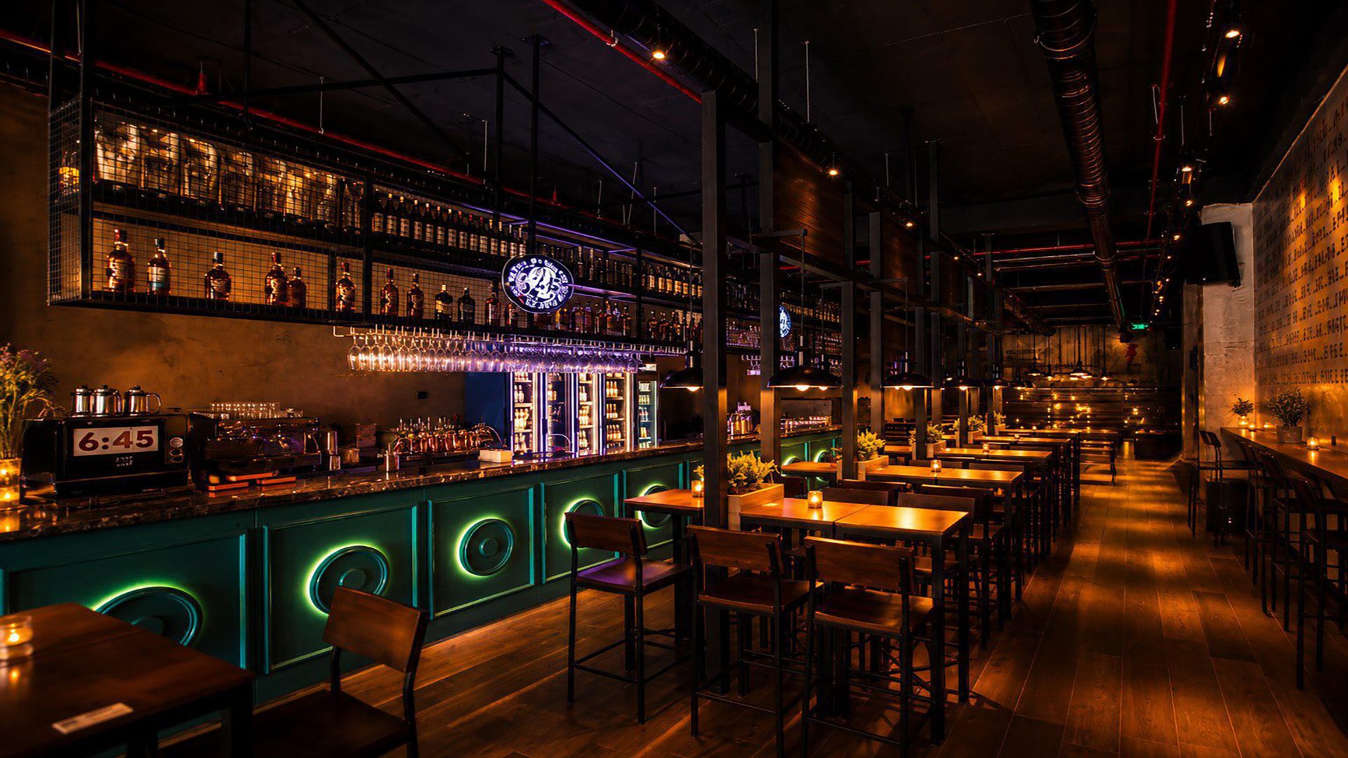 6:45 Pub'da neon yeşili dairesel bar cephesi