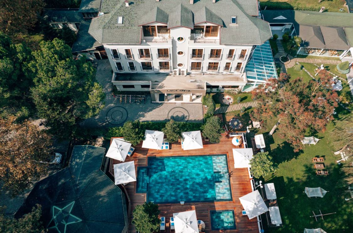 Butik otel tasarımı - havuz ve dış cephe görünümü