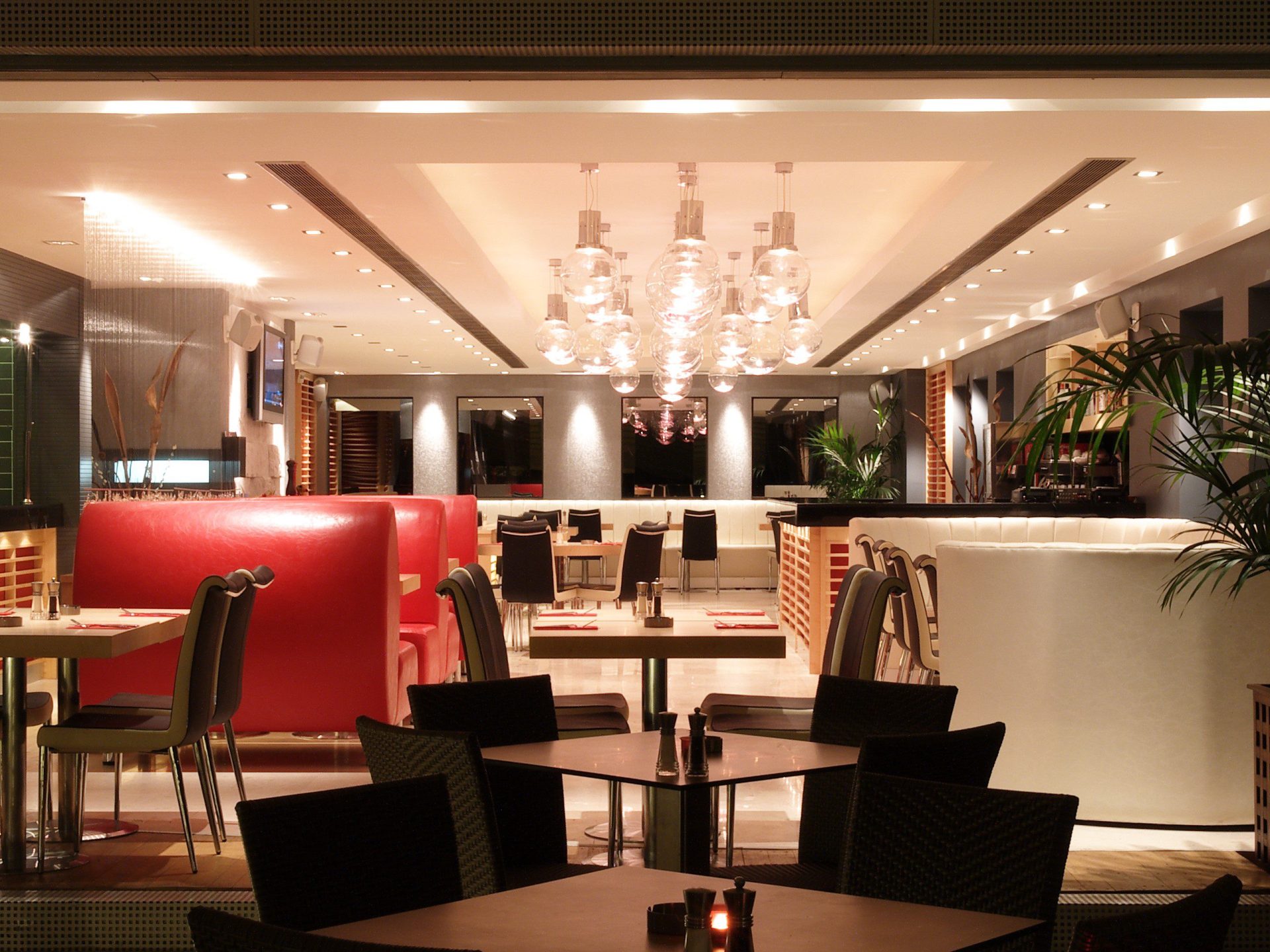 PepperMill / II restoran salonu, kırmızı koltuklar ve sarkıt aydınlatmalar