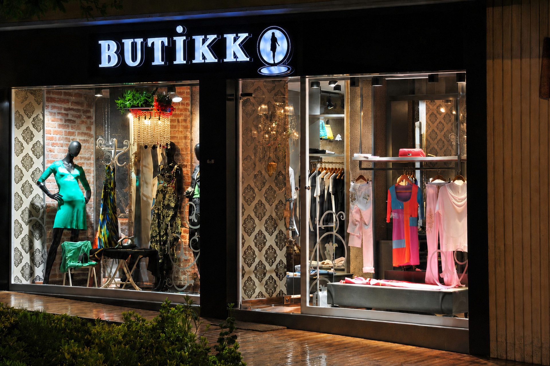 Butik mağaza tasarımı - vitrin ve tabela, giriş cephesi