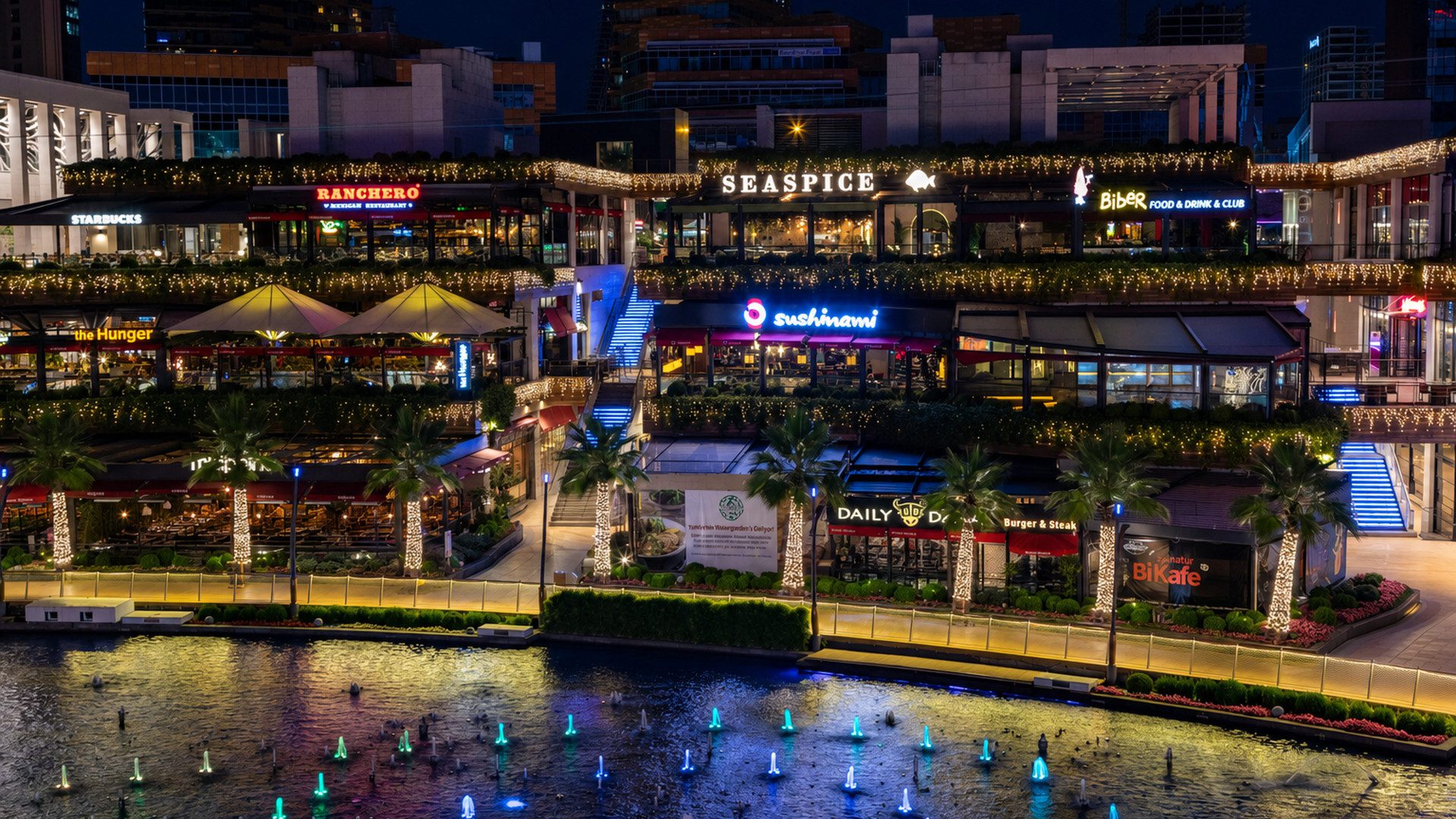 Sushinami Watergarden İstanbul'un su kenarında akşam görünümü