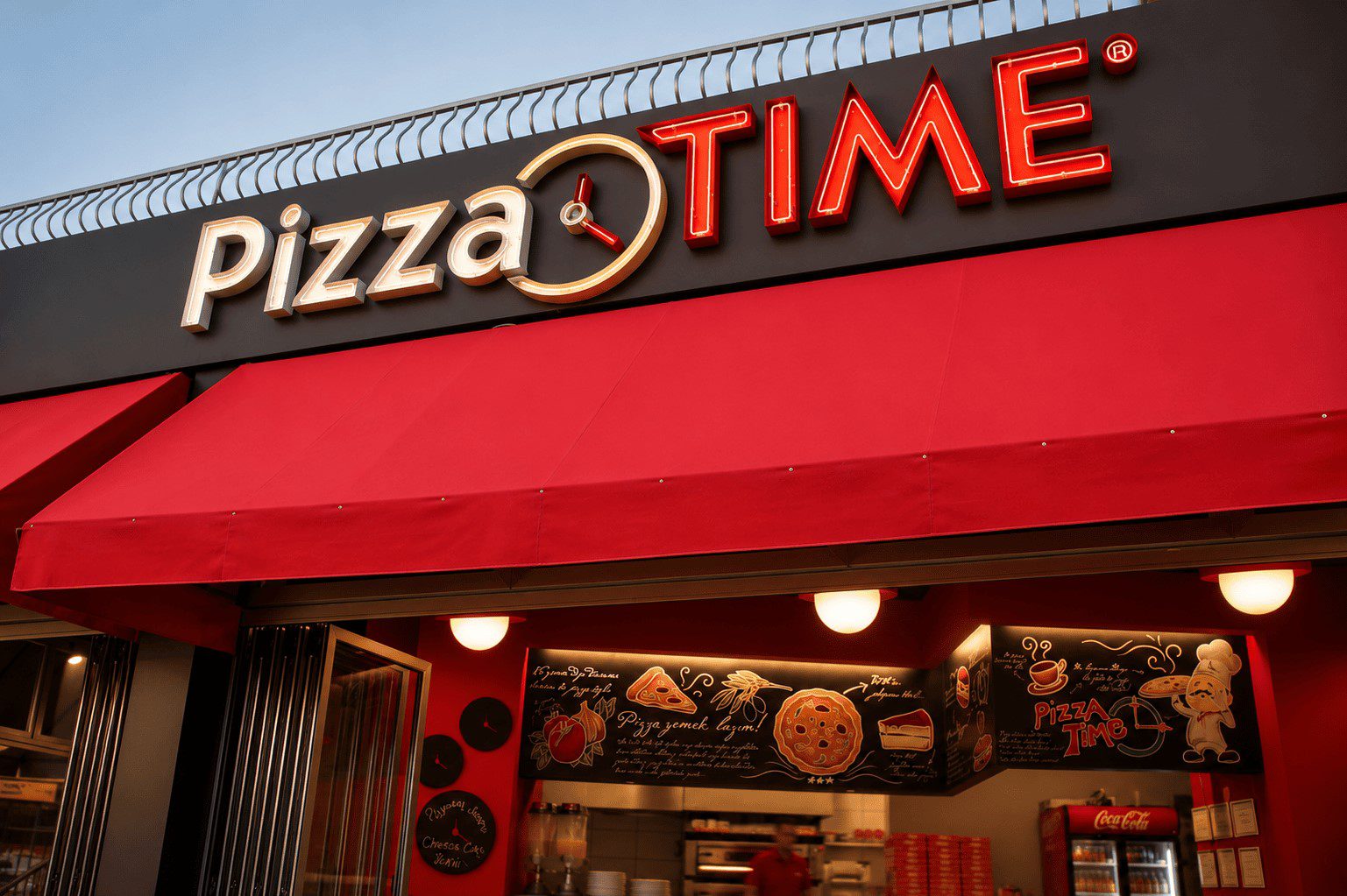 PizzaTime şubesinin kırmızı tenteli logolu girişi