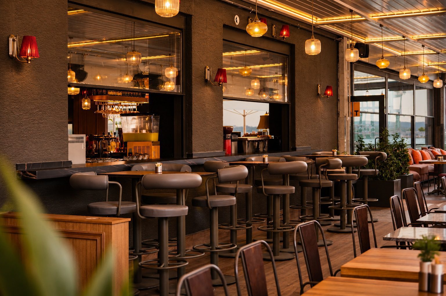 OT Kafe Çanakkale kafe tasarımı - yan bahçe bar çıkışı önü bistro oturma