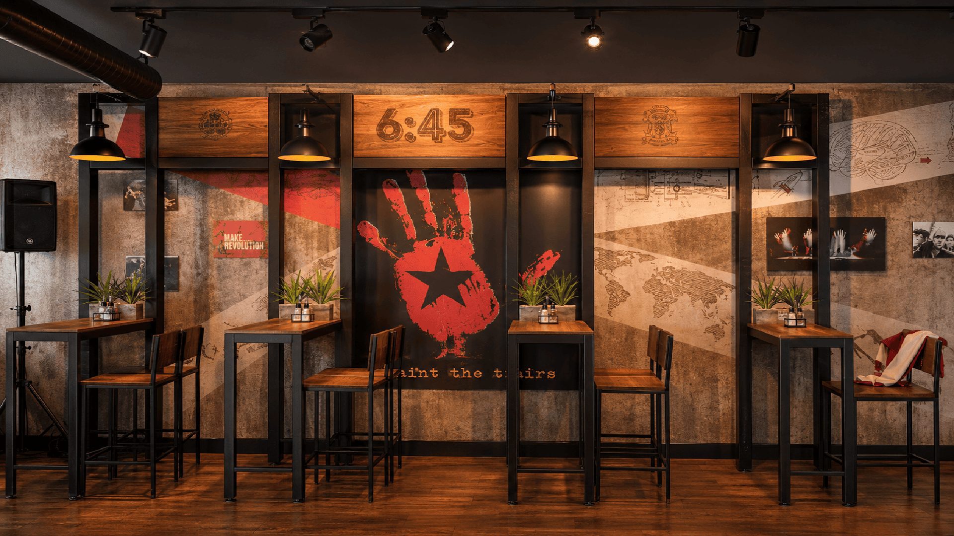 6:45 Pub'da kırmızı el izli 6:45 duvarı