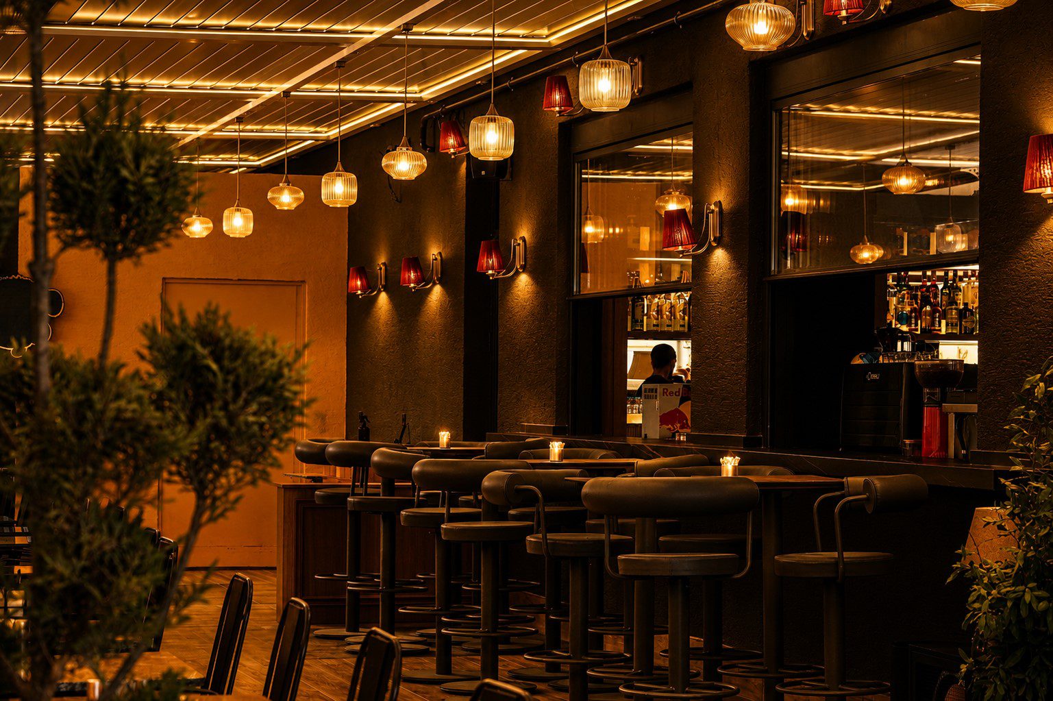 OT Kafe Çanakkale kafe tasarımı - yan bahçe ve bar bağlantısı