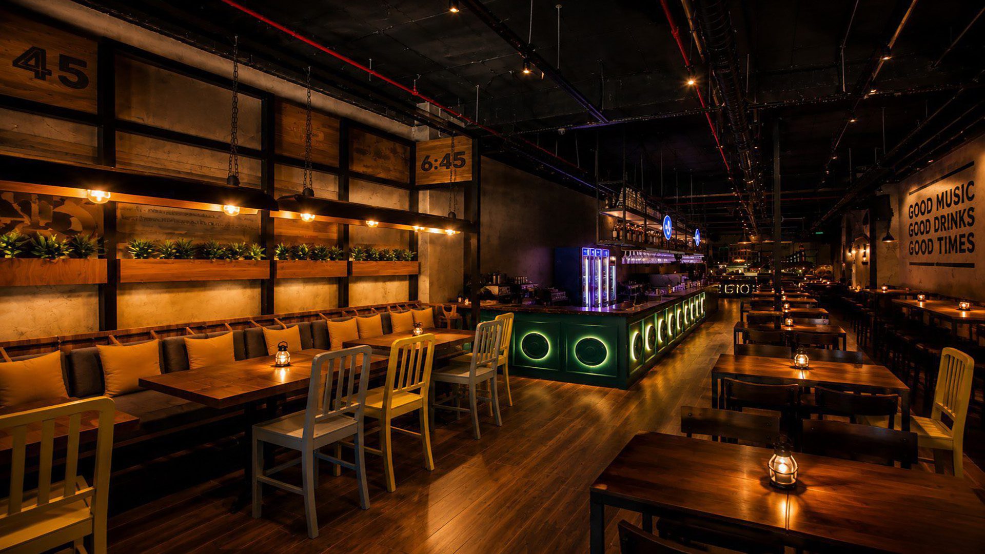 6:45 Pub'da neon yeşili bar cepheli oturma alanı