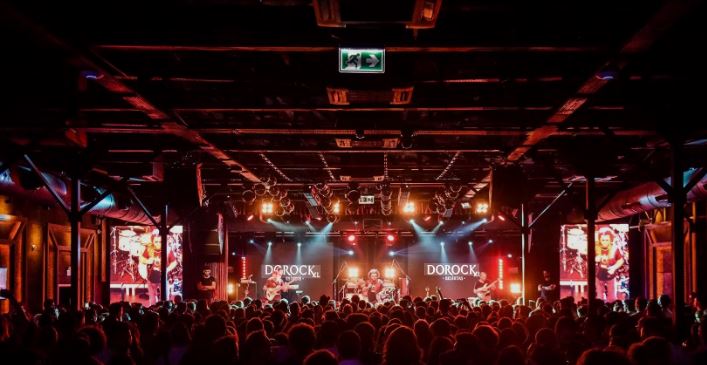 Etkinlik mekânı tasarımı - kırmızı sahne ışıkları, konser anı