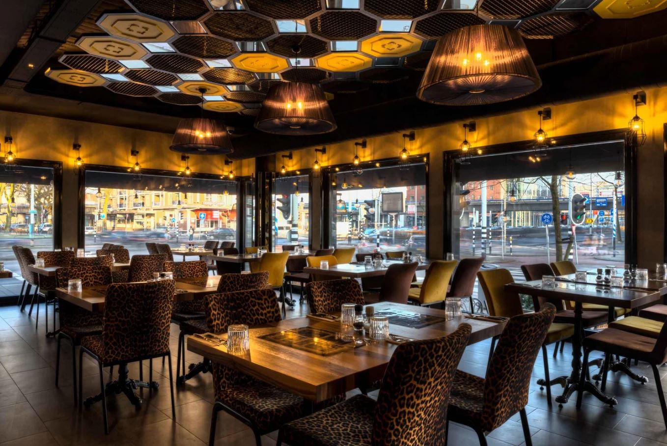 Restoran ve kafe tasarımı Beymen Rotterdam - oturma alanı ve aydınlatma - CO Mimarlık