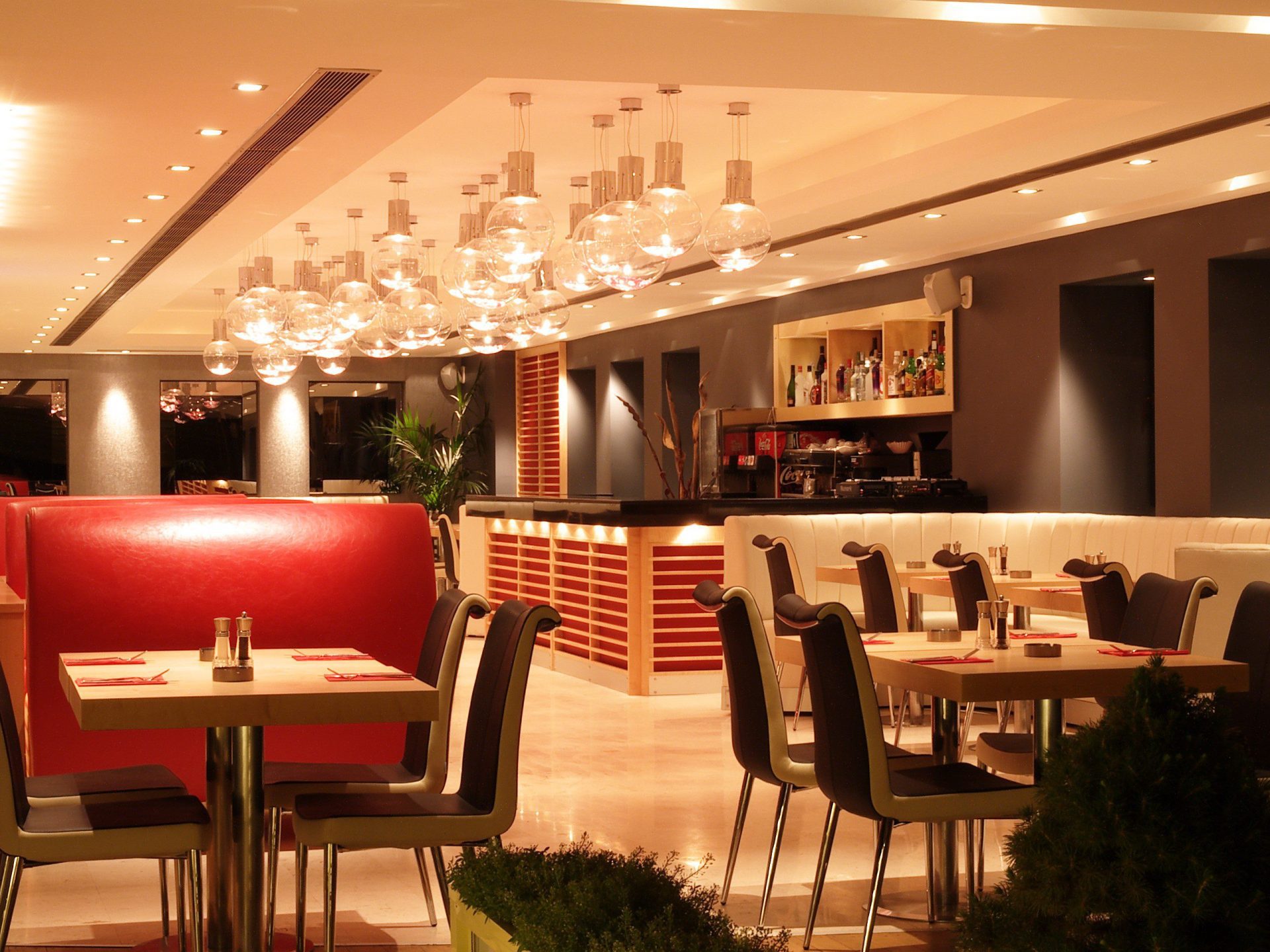 Kırmızı bank oturma düzeni ve ahşap masalar, PepperMill Emek