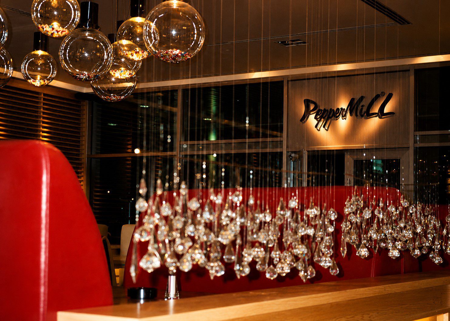 PepperMill restoranı tasarımı - yemek salonu, kristal avize