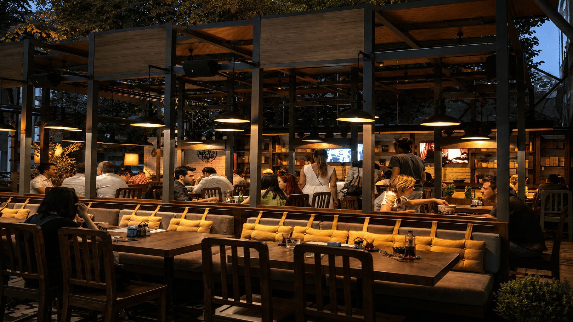 6:45 Pub'da sarı banketli uzun oturma düzeni