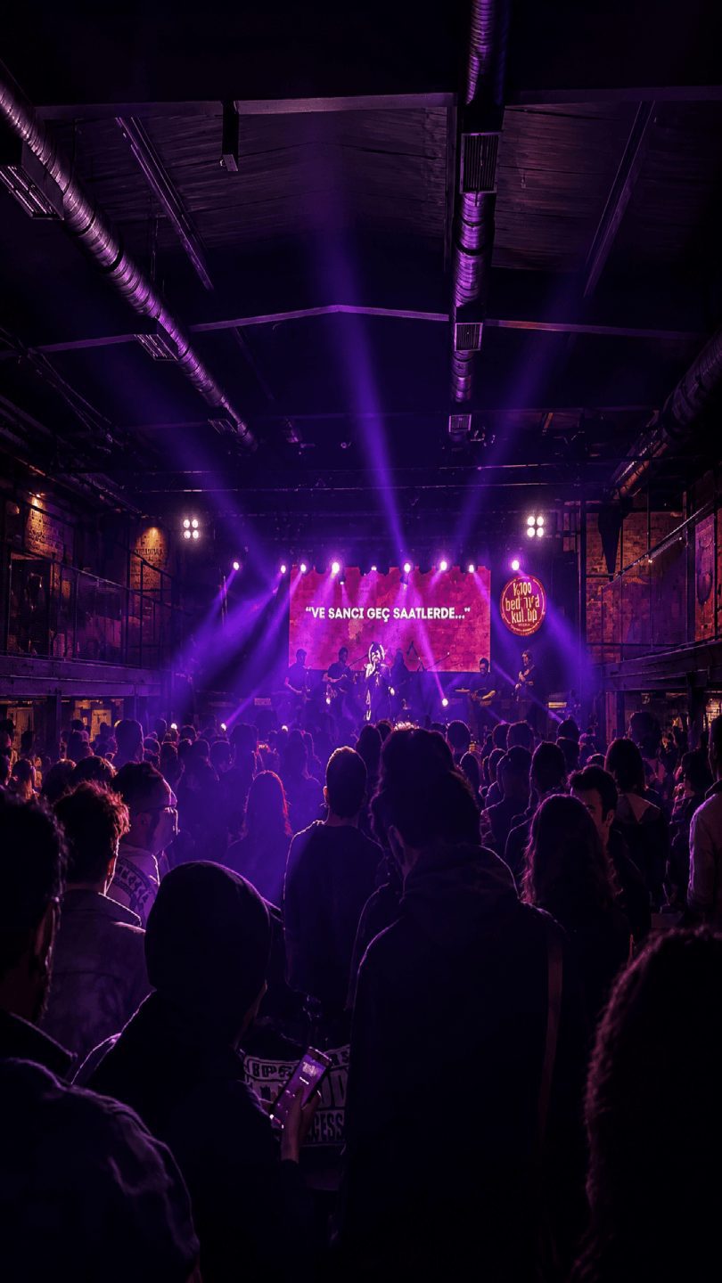 Kaybedenler Kulübü konser şubesinde mor sahne ışıkları ve kalabalık