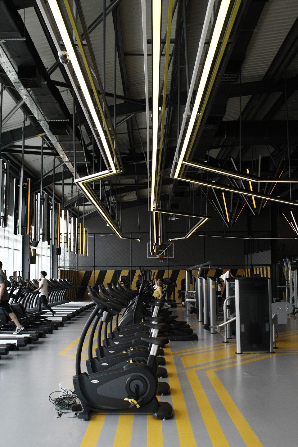 NEO LIFE Spor Merkezi kardiyo alanı ve sarı yönlendirme çizgili zemin