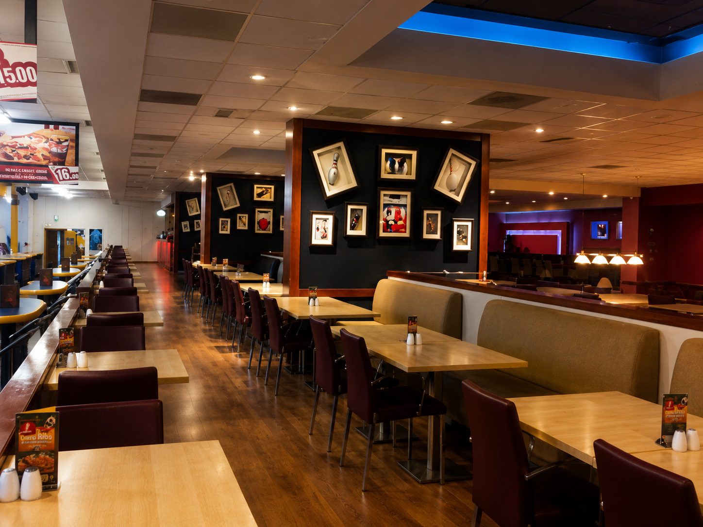 Bar restoran tasarımı – ahşap masalar ve yüksek tabureler, Rollhouse Ankara