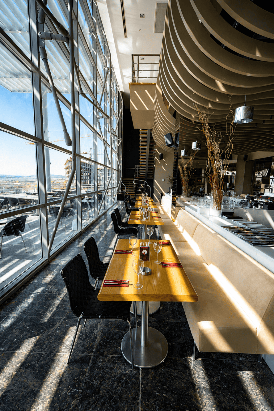 ankara restoran iç mimarisi-mirror- tavan detay ve cam önü oturma - CO Mimarlık
