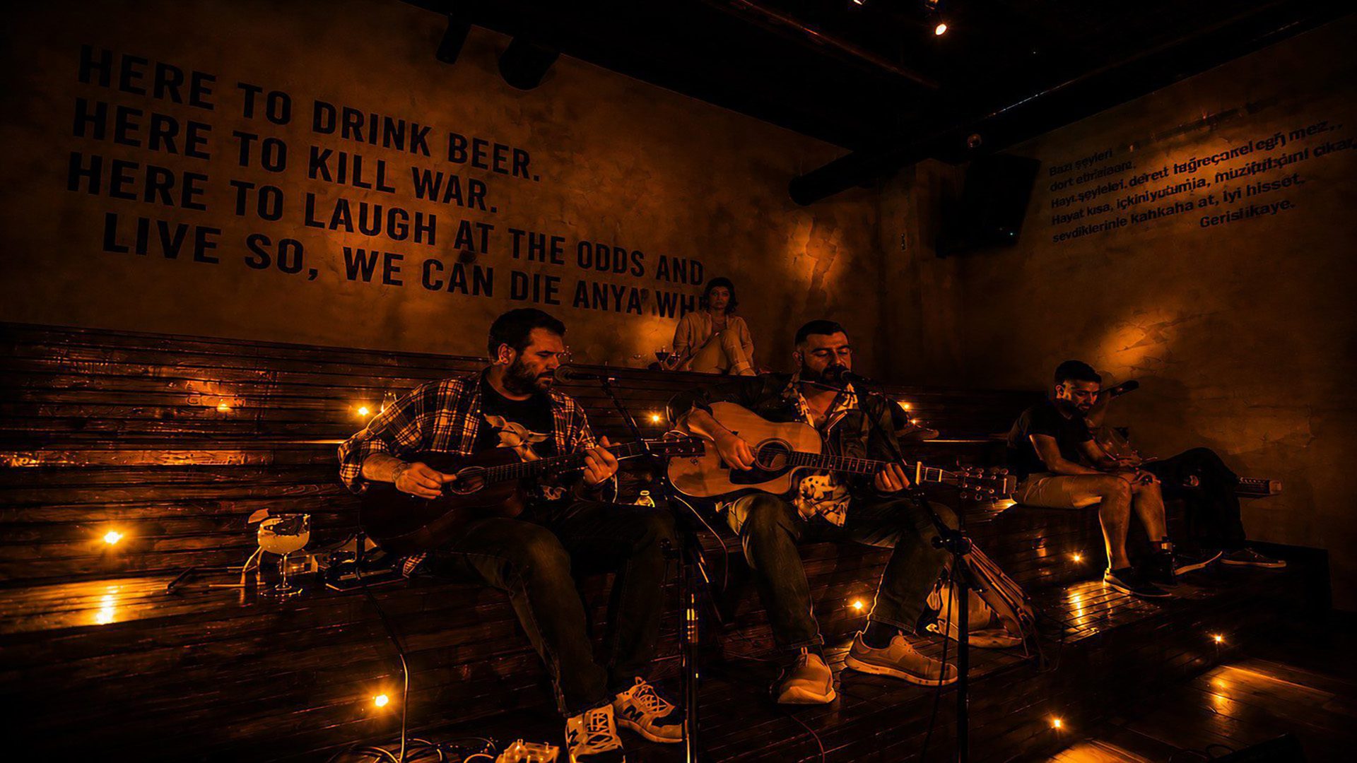 6:45 Pub'da akustik performans ve mum ışıklı masalar