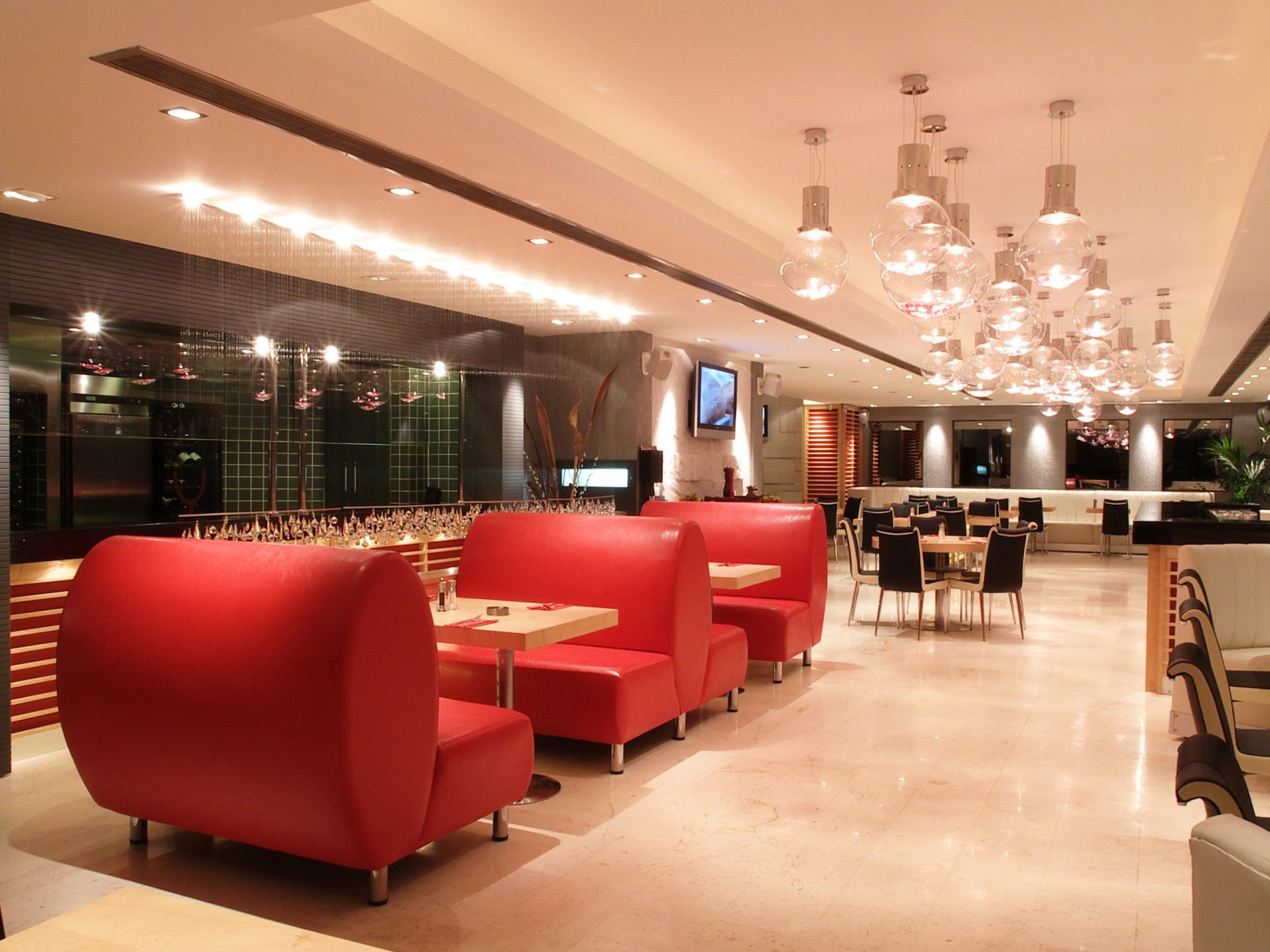 Ankara restoran dekorasyonu: kırmızı kanepeler ve kristal avize, PepperMill / II