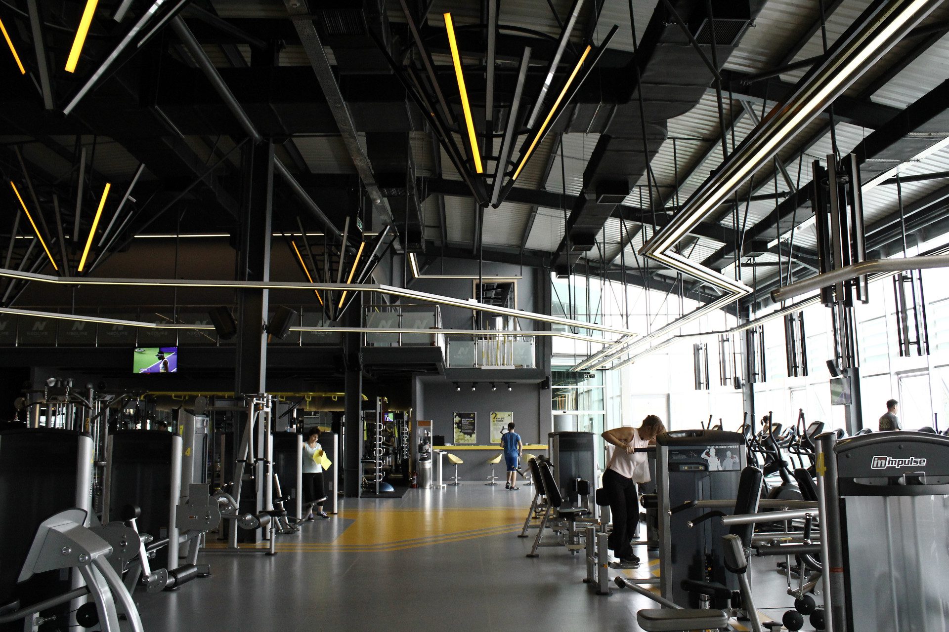 NEO LIFE Spor Merkezi açık tavan sistemi ve cam cepheli fitness salonu