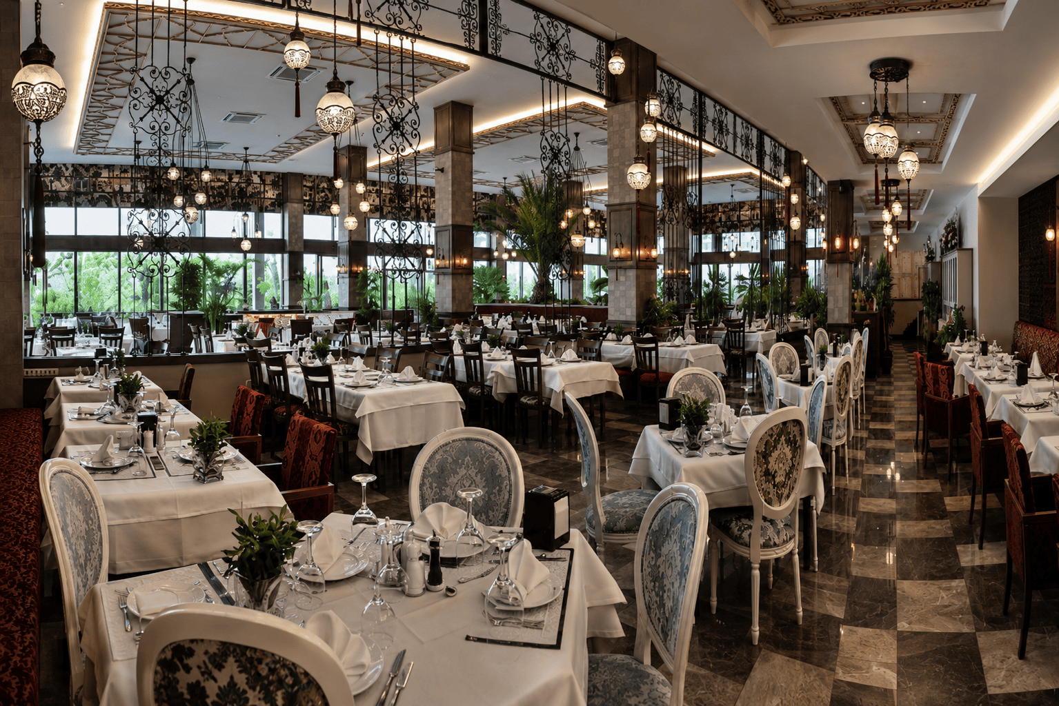Meşhur Tavacı Recep Usta iç mimarisi - tavan ve ferforje detaylar, Bursa