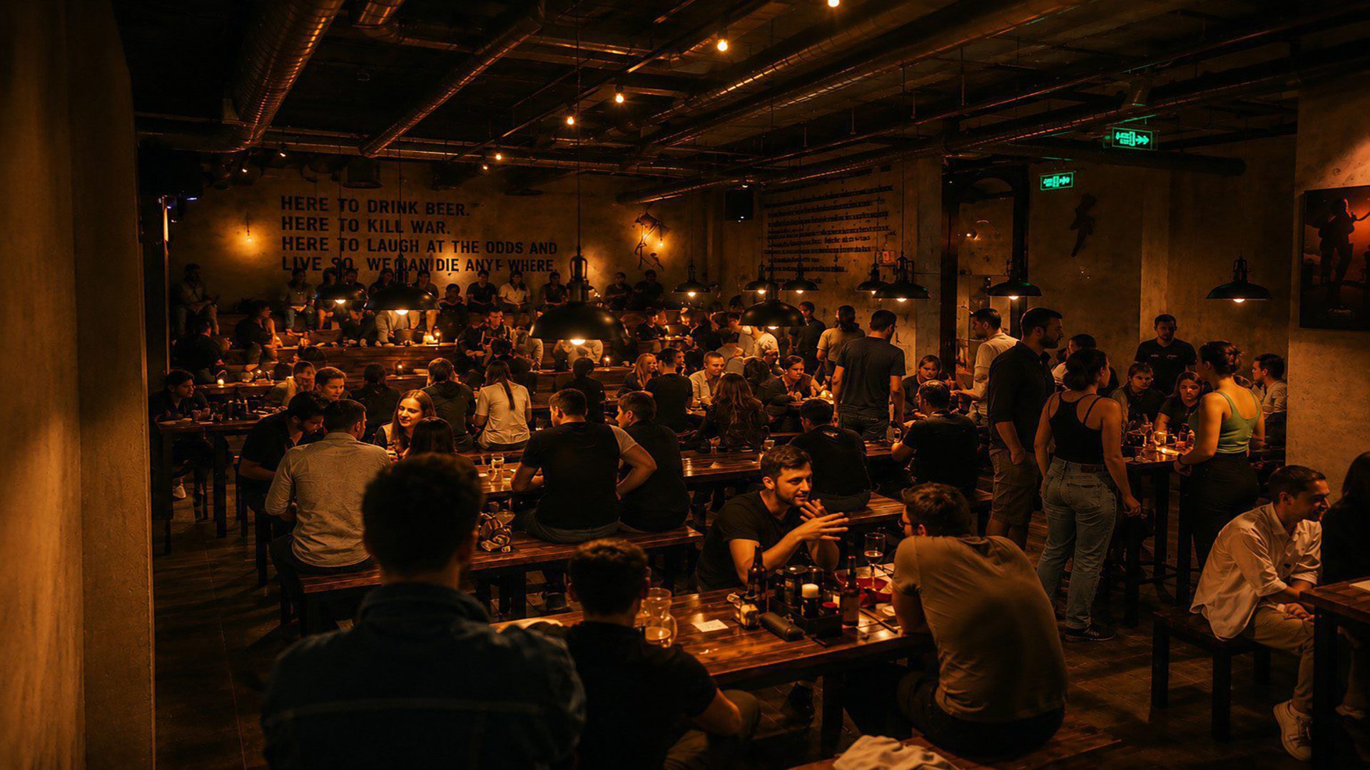 6:45 Pub'da müzik dinleyen misafirler