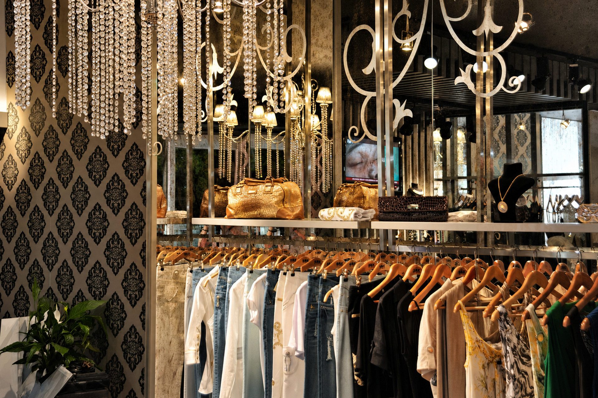 Butik mağaza tasarımı - kristal avize ve ürün sergileme