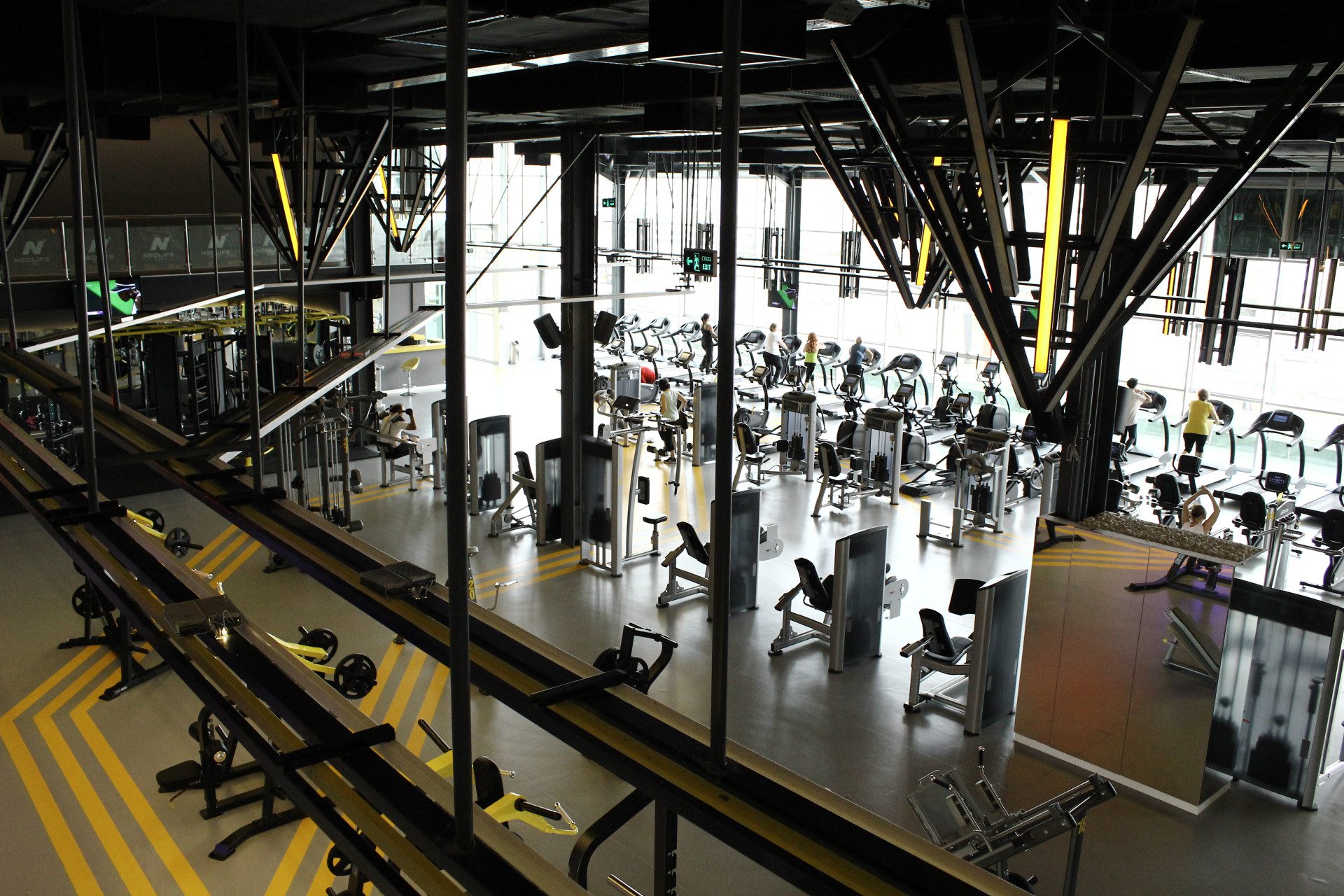 NEO LIFE Spor Merkezi kardiyo ekipmanları ve büyük cam yüzeyler
