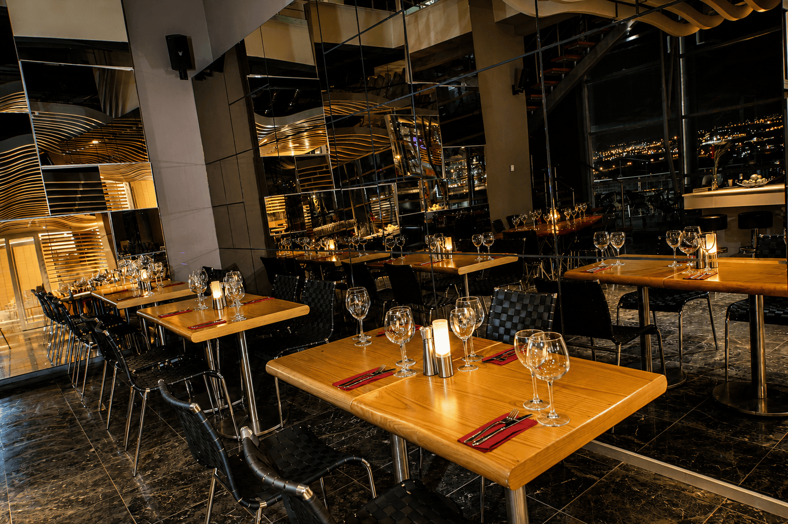 ankara restoran iç mimarisi-mirror- oturma grubu,ayna duvar detayı - CO Mimarlık