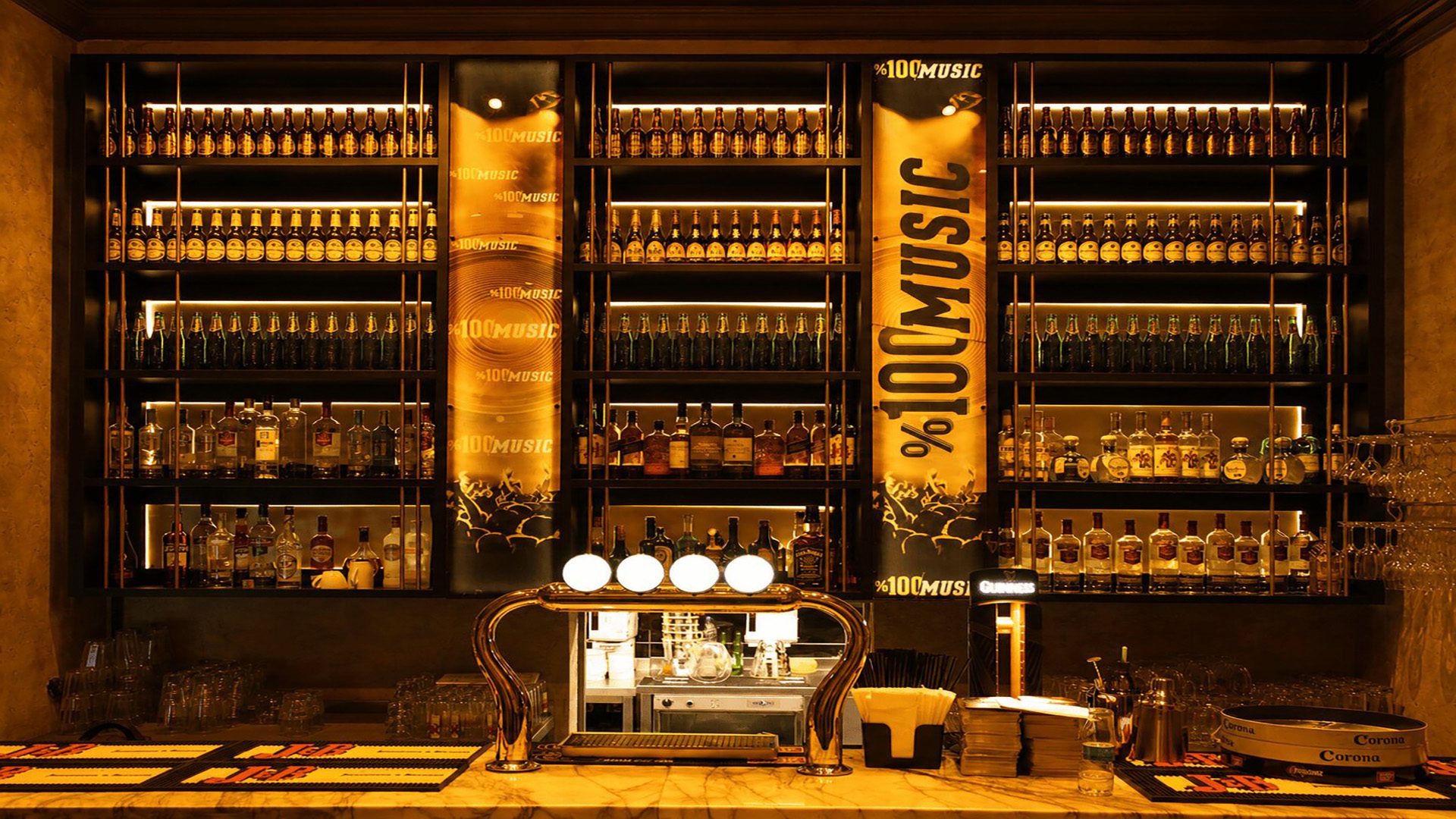 Konser şubesinde ışıklı şişe rafları ve bar detayı