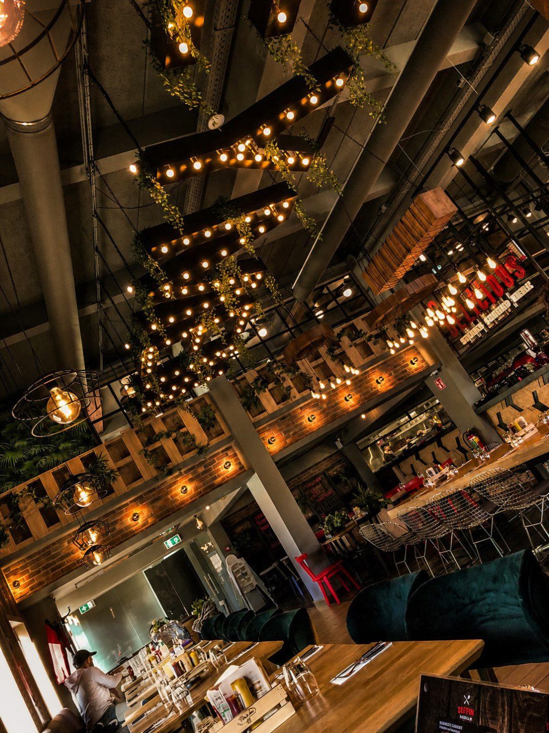 BeyMen Steak Amsterdam steakhouse tasarımı - sarkıt aydınlatmalı tavan ve tavan tabela detayı