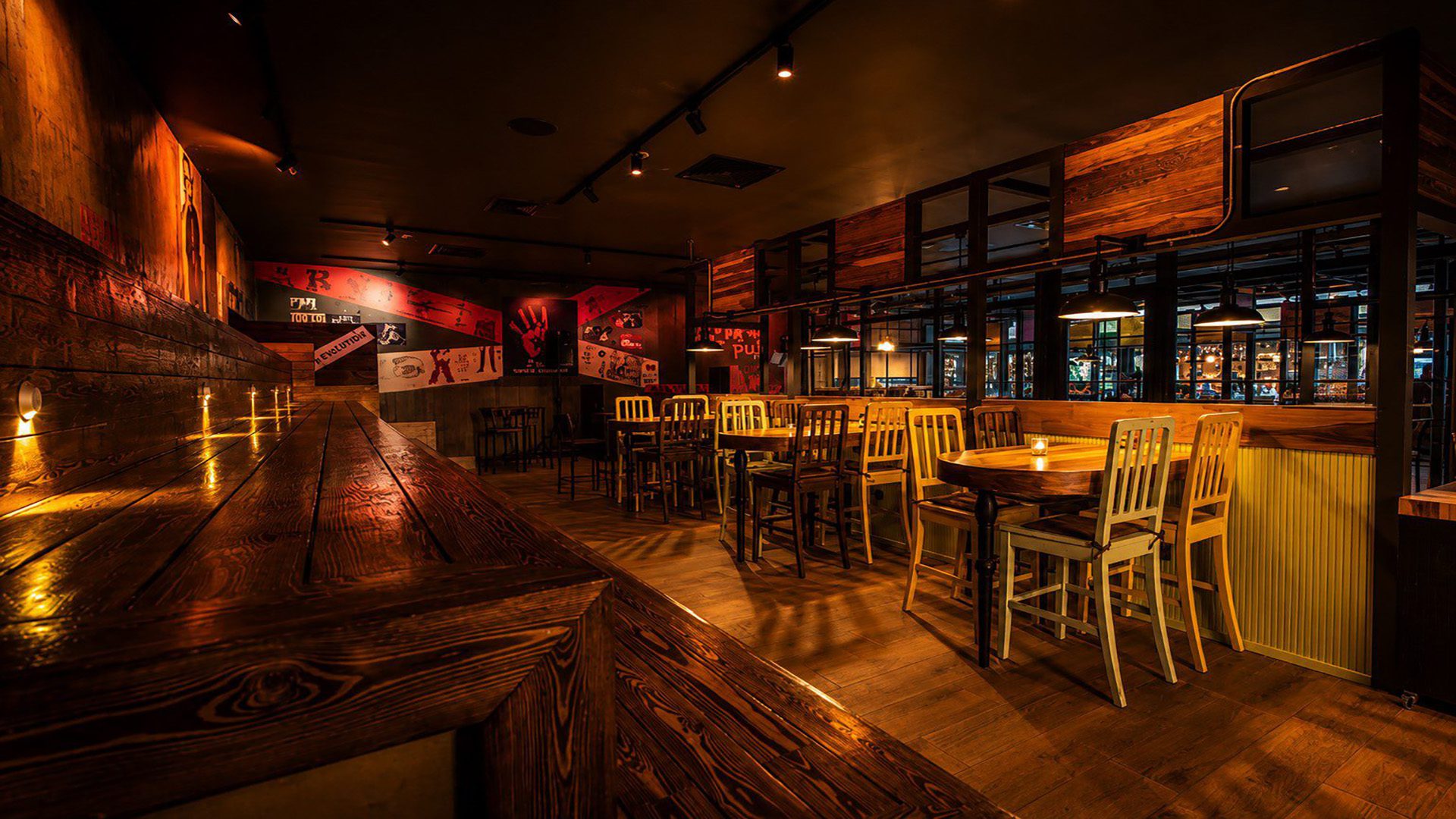 6:45 Pub'da kırmızı duvar detayı ve sarı sandalyeler