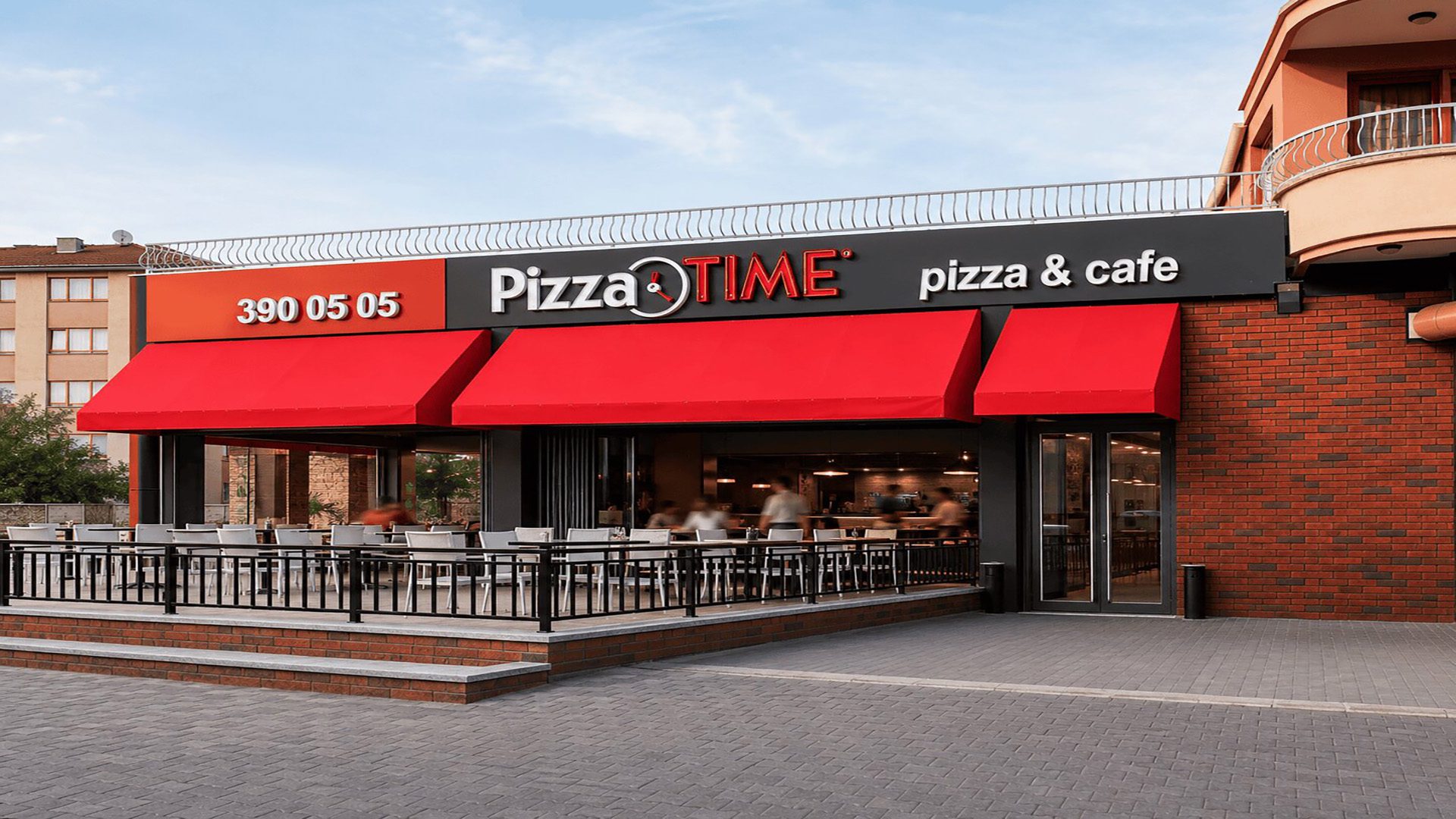 PizzaTime pizza & cafe şubesinin kırmızı tenteli cephesi ve terası