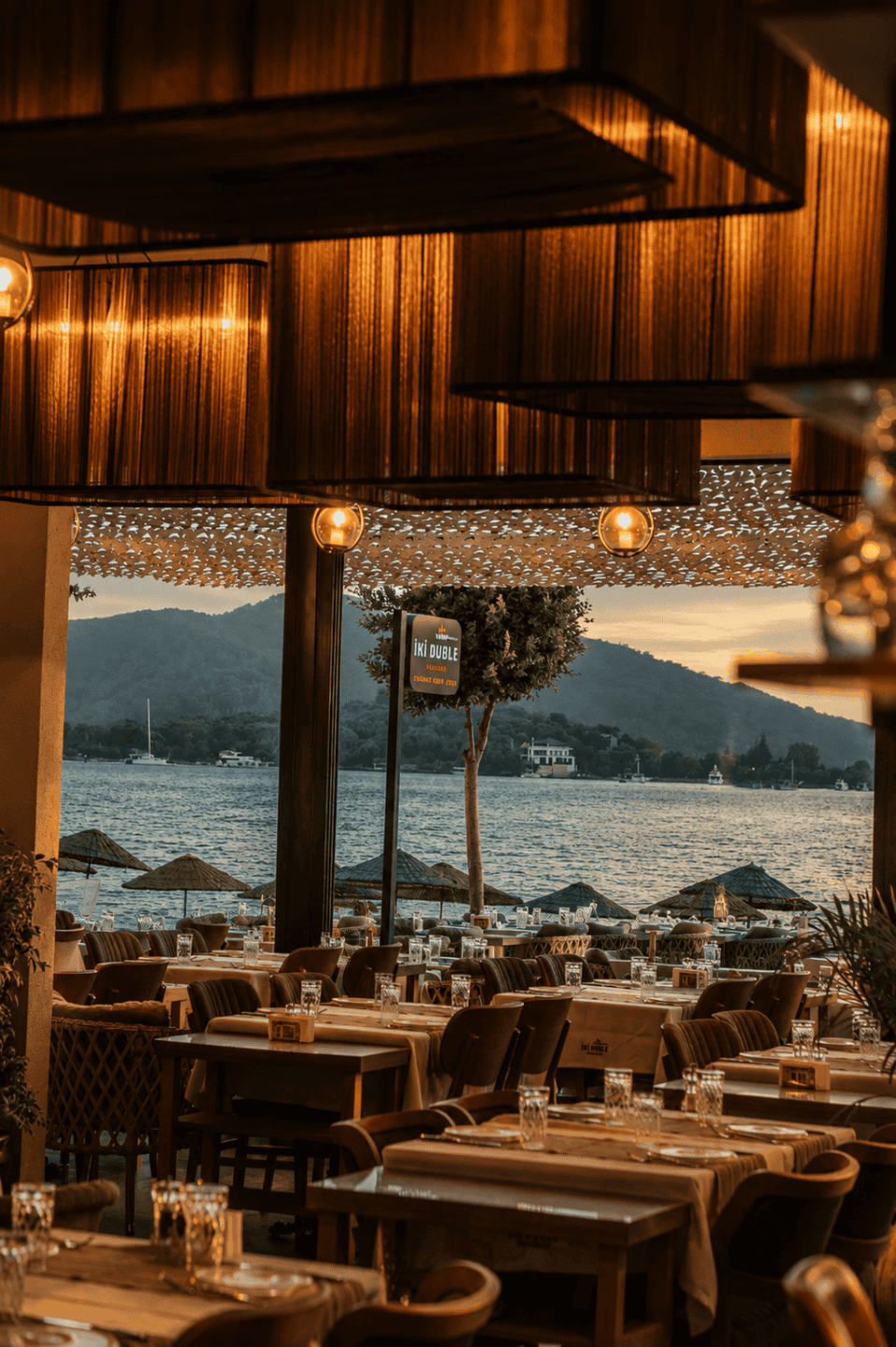 İki Duble Ocakbaşı restoran tasarımı - teras ve deniz manzarası