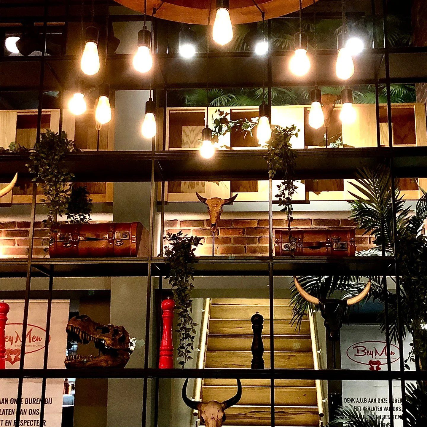 BeyMen Steak Amsterdam steakhouse tasarımı - merdiven seperatör detayı