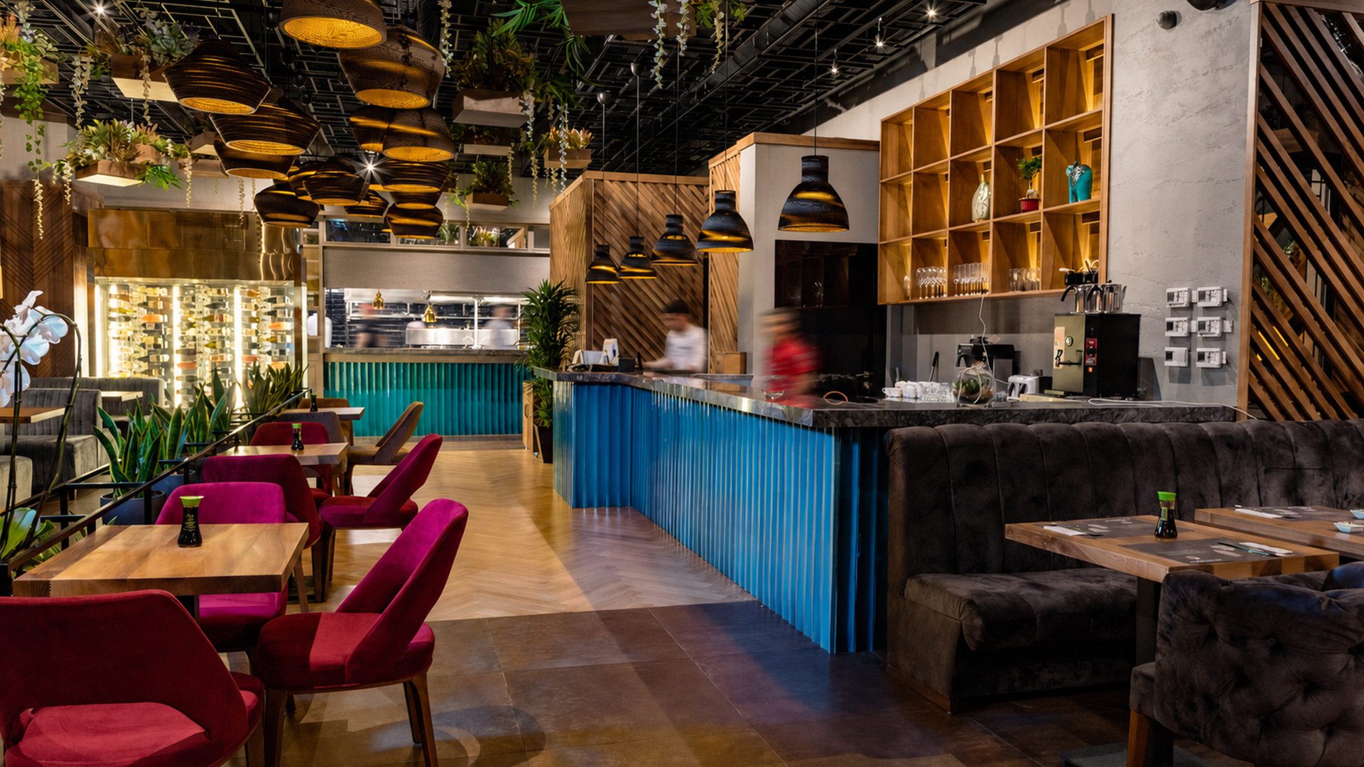 Sushinami'de mavi bar cephesi, ahşap raflar ve bordo sandalyeler