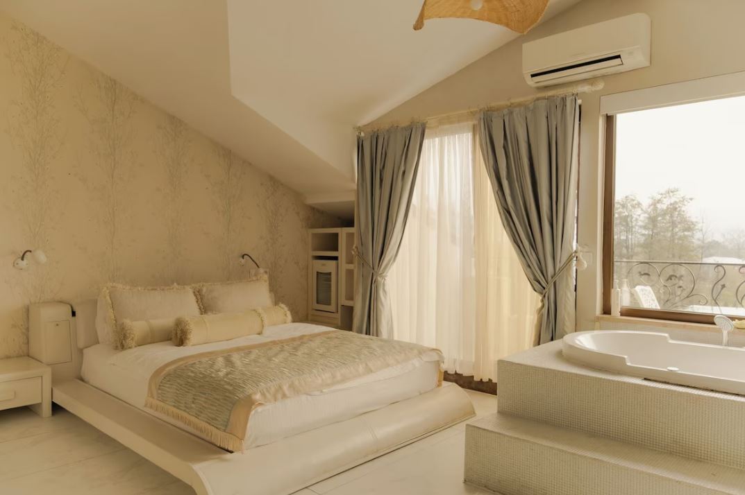 Butik otel tasarımı - perde ve doğal ışık detayı