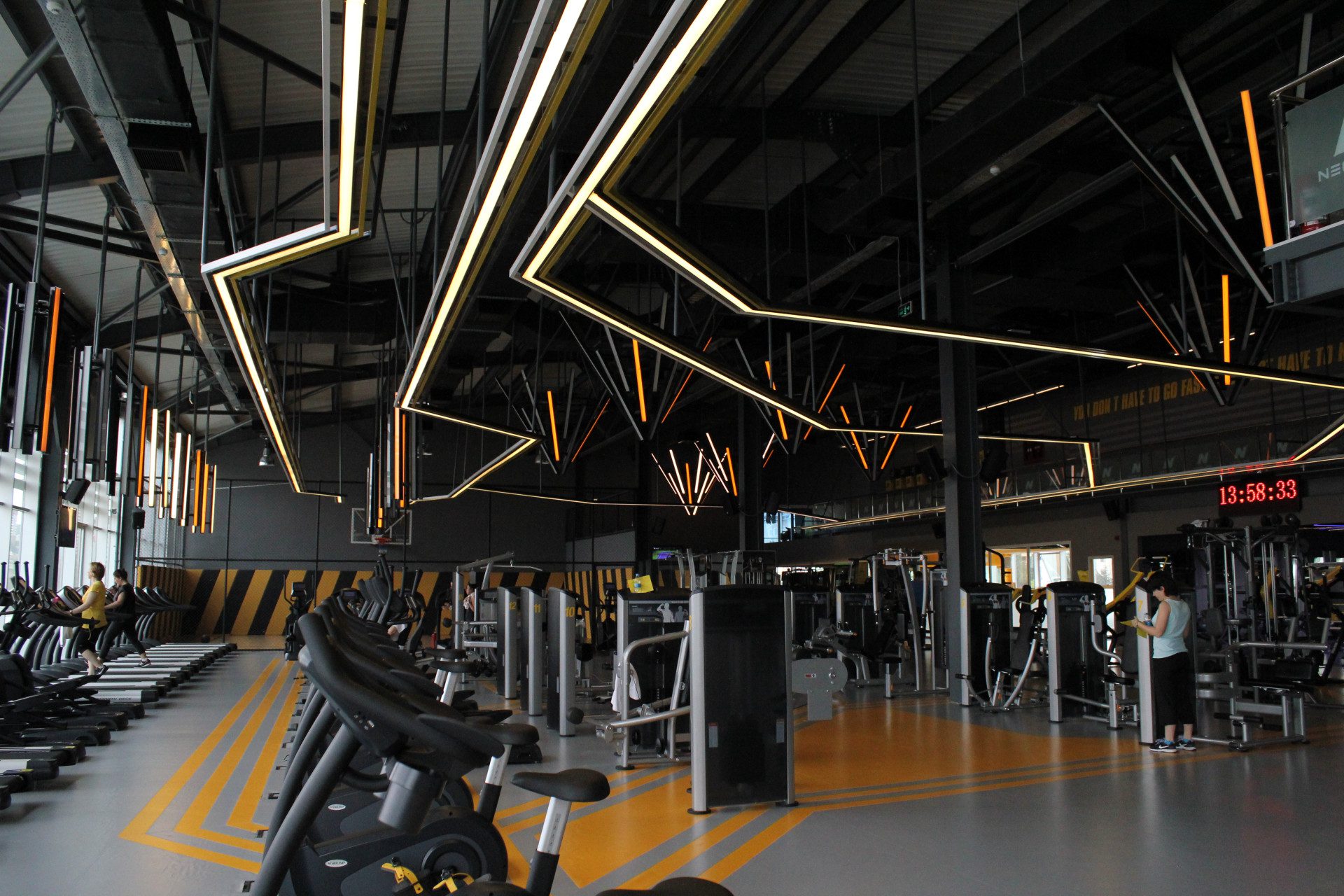 NEO LIFE Spor Merkezi tavanında kırık çizgili LED armatür kompozisyonu