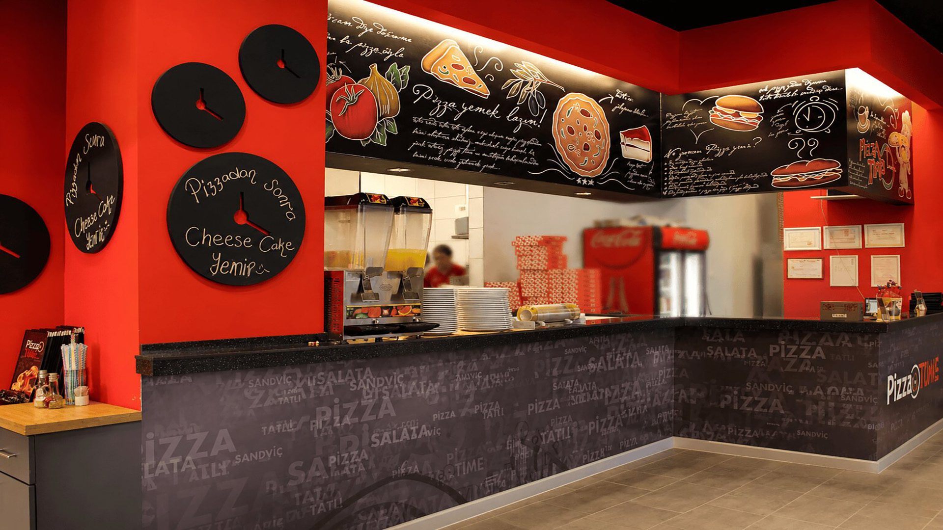 PizzaTime sipariş tezgâhı ve kara tahta menüler
