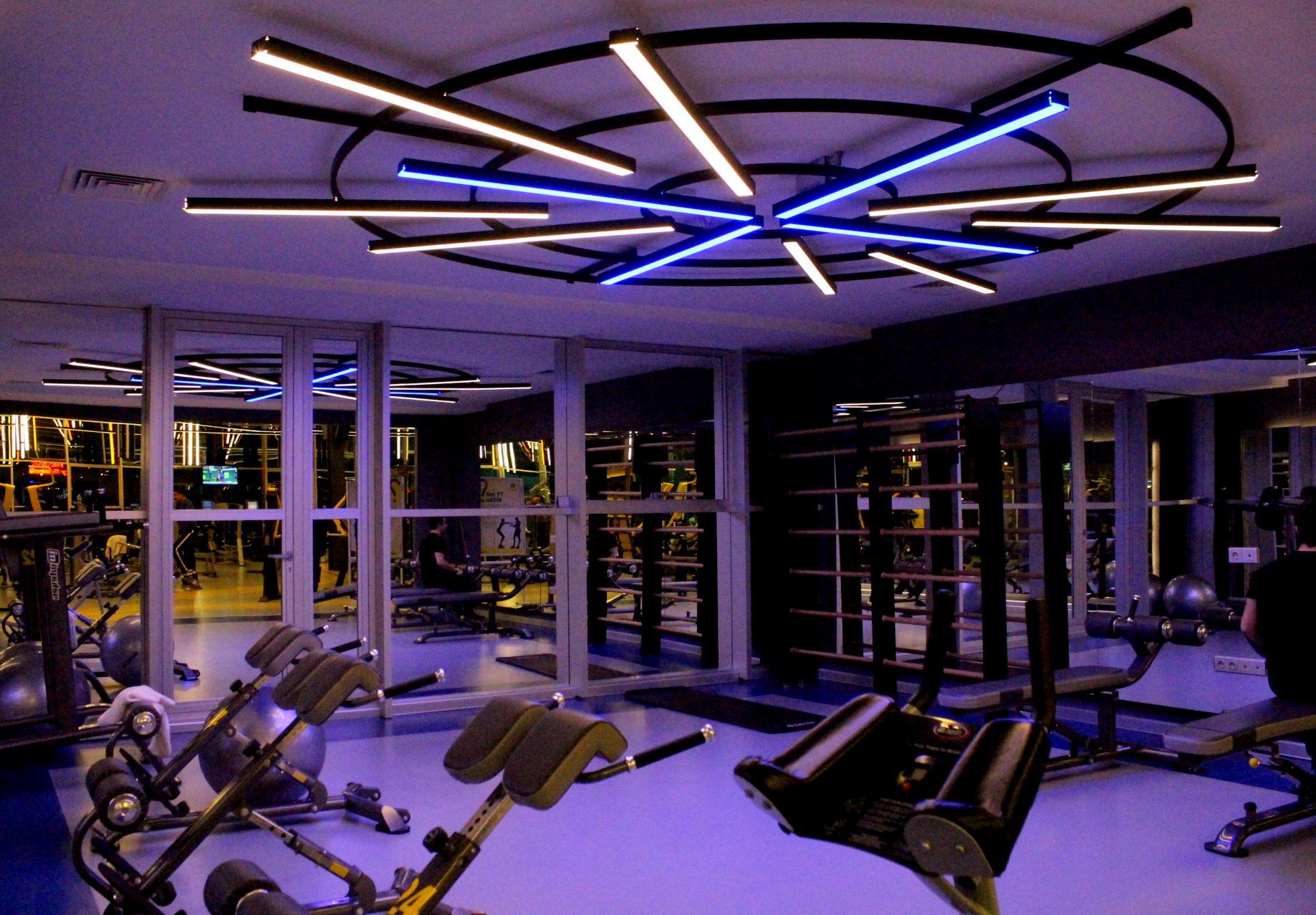 NEO LIFE Spor Merkezi mor ışıklı dairesel LED armatür ve fitness ekipmanları