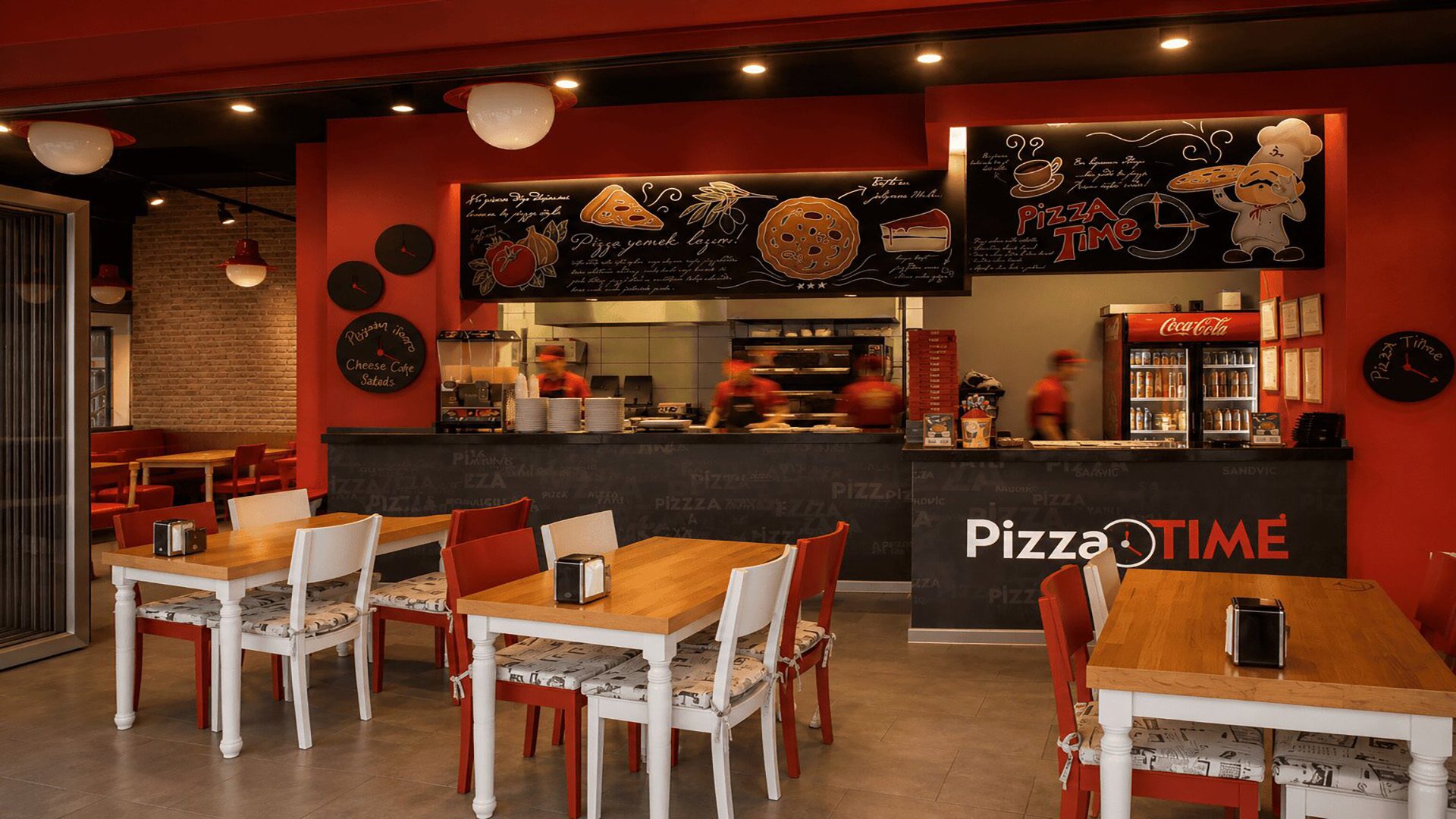 Pizza restoranı tasarımı: PizzaTime şubesinde kırmızı duvar, siyah tezgâh ve kara tahta menüler