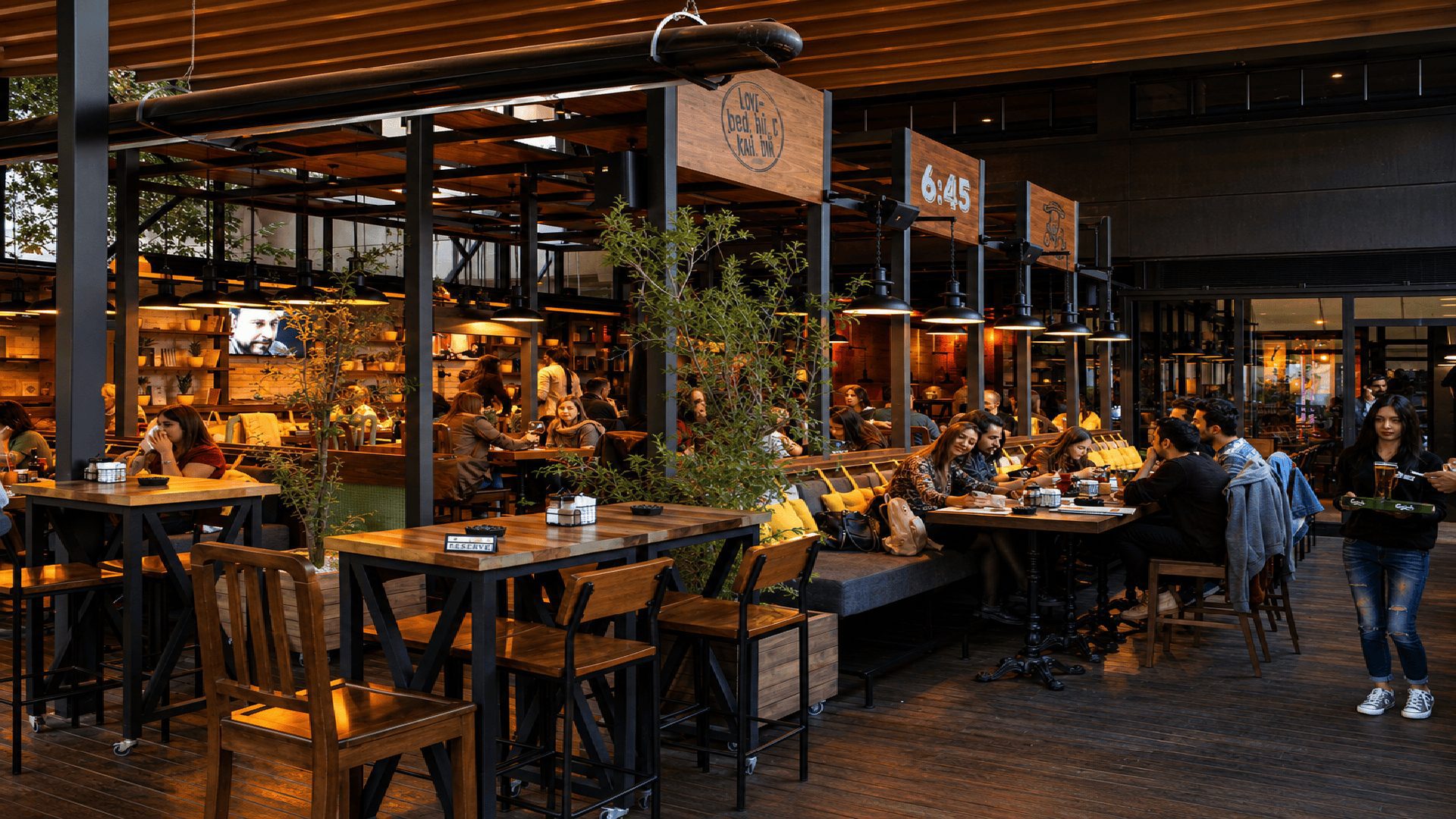 6:45 Pub salonu, ahşap sandalyeler ve bitkiler