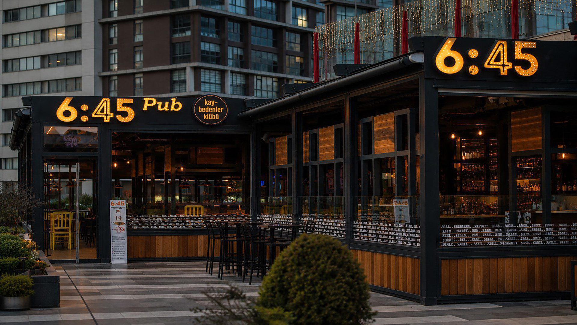 6:45 Pub'un sarı logolu cephesi